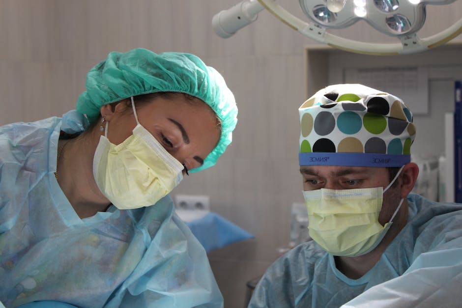 Dlaczego chirurdzy muszą nosić odzież medyczną ochronną w trakcie operacji?