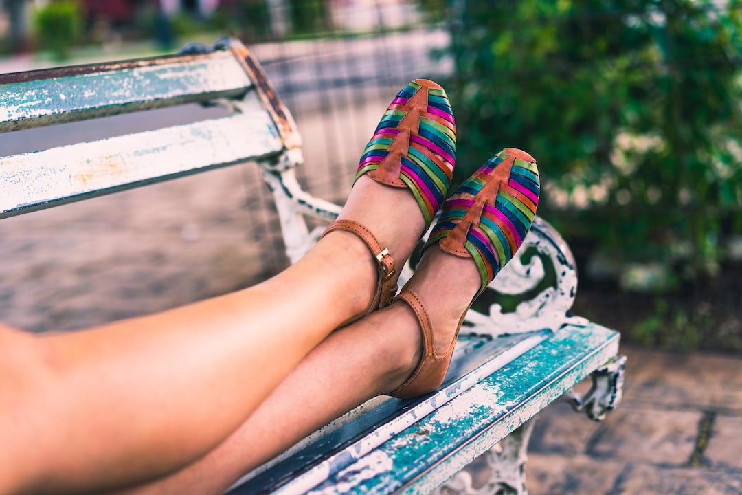 Jak dobrze wybrać letnie obuwie dla kobiet: poradnik komfortu i stylu