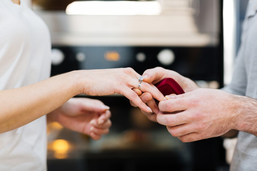Jak wybrać idealny pierścionek dla ukochanej osoby?