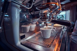 Poradnik serwisowy: Jak prawidłowo dbać o ekspres do kawy, aby służył jak najdłużej